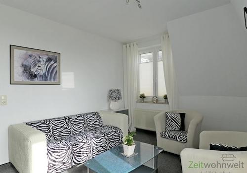Sofa und Sessel im Wohnzimmer