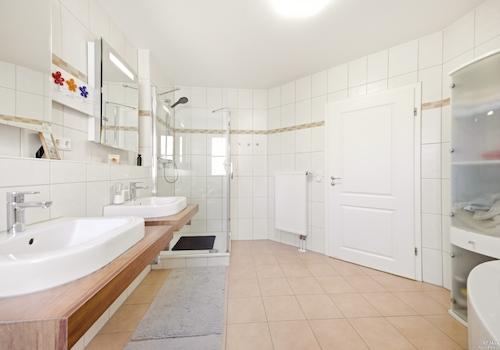 Modernes Badezimmer mit zeitloser Gestaltung