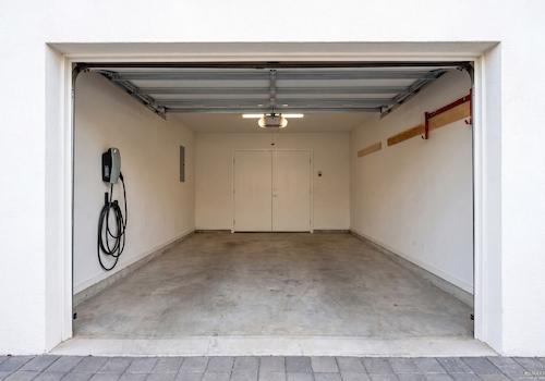 Garage mit zusätzlichem Stauraum und Wallbox-Anschluss