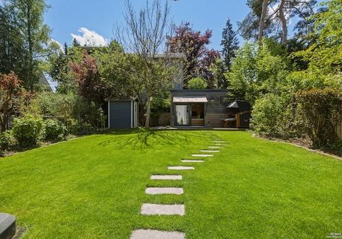 Privater Garten mit viel Platz zum Entspannen und Genießen