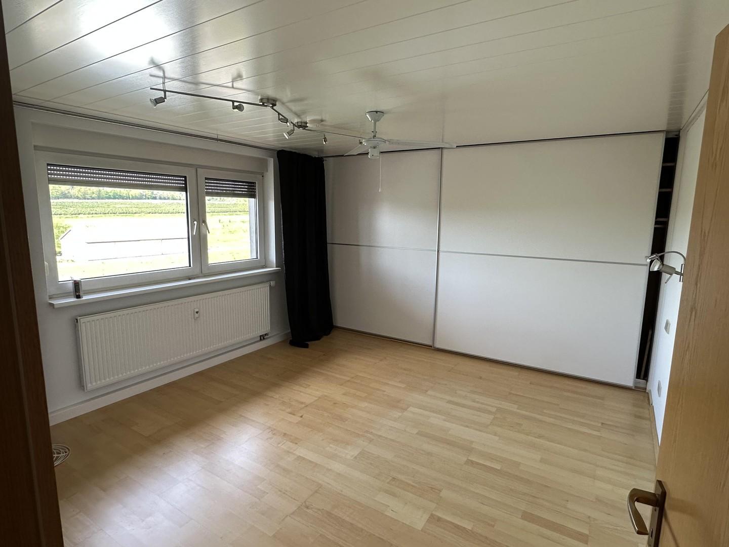 Schlafzimmer mit Einbauschrank