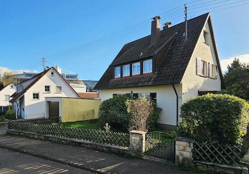 Ansicht mit Vorgarten & Garage