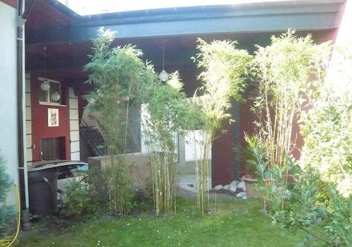 Garten und überdachte Zufahrt