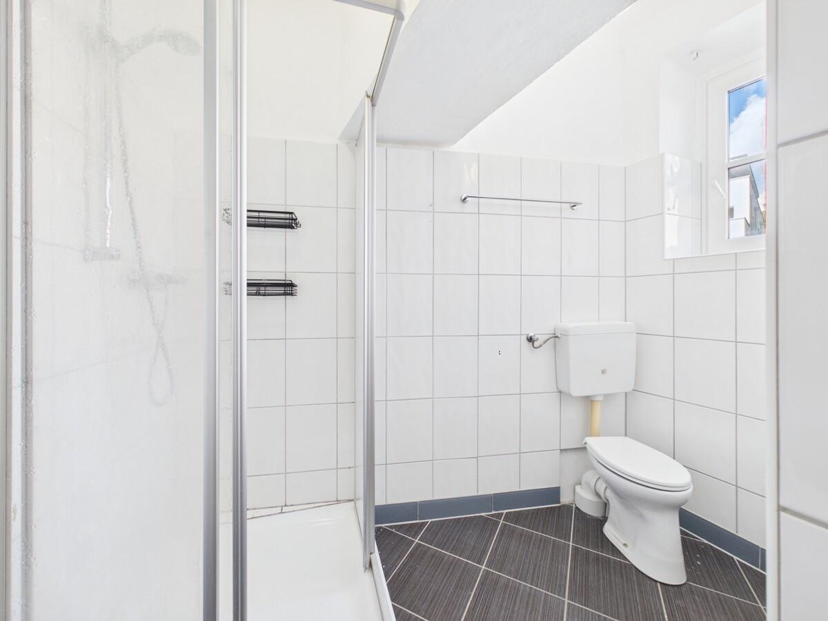 Bad mit Dusche und WC