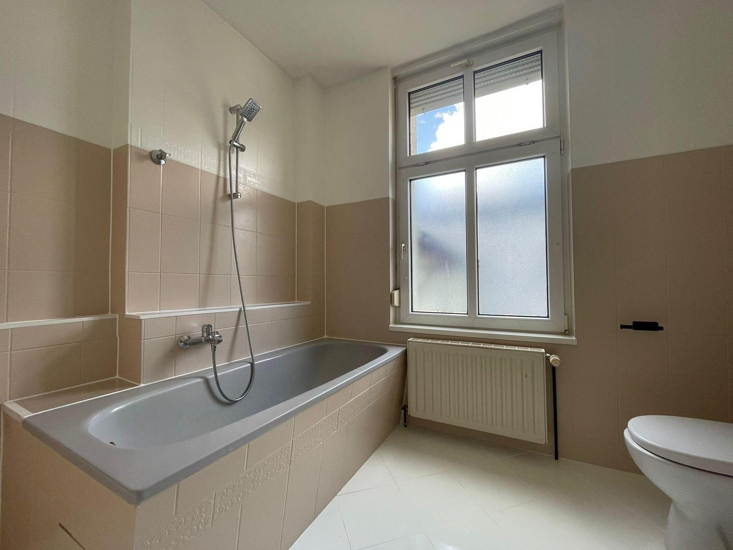 Tageslichtbad mit Badewanne