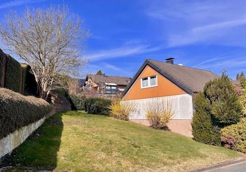 Grundstück neben dem Haus