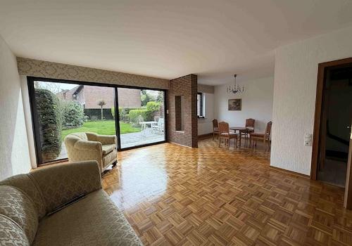 geräumiges Wohnzimmer...