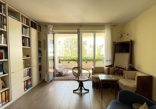 Wohnzimmer mit Balkon