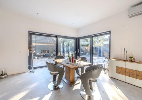 Geselliges Eszimmer mit Terrassenzugang