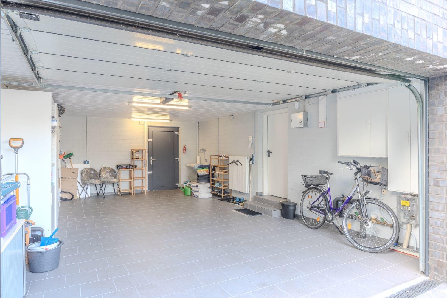 Große Garage mit Zugang zum Haus & Garten