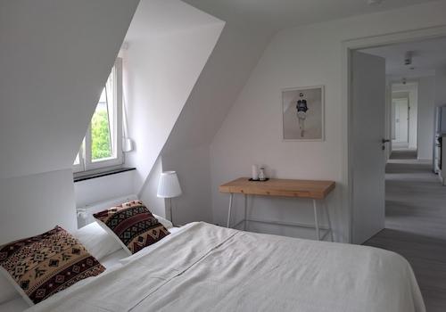 Schlafzimmer mit Schreibtisch