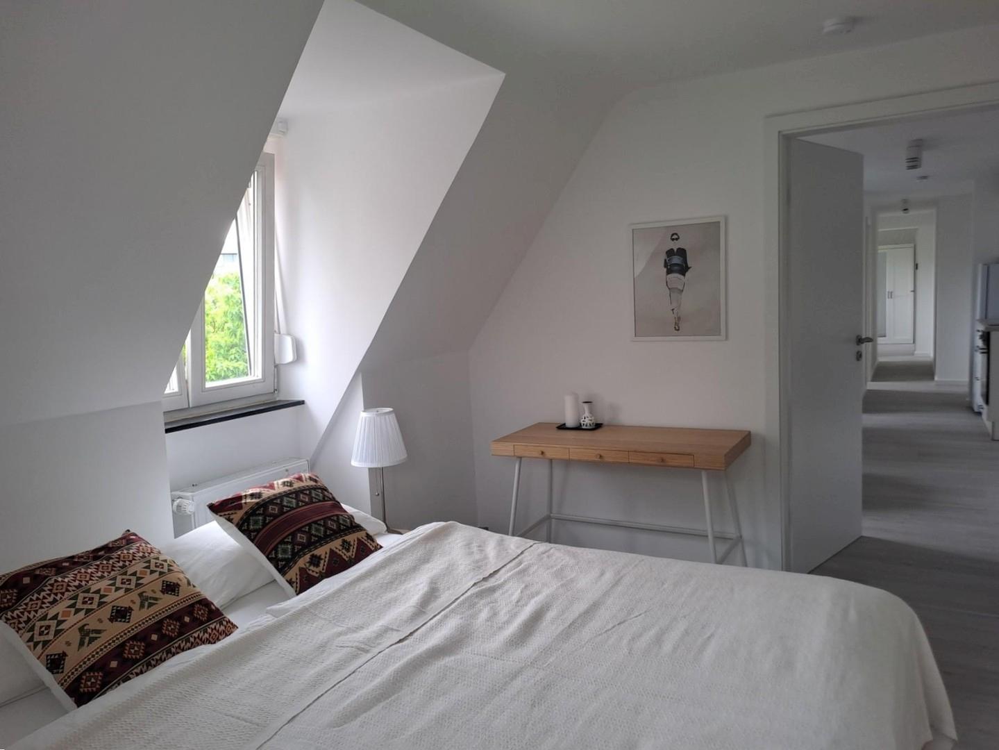Schlafzimmer mit Schreibtisch