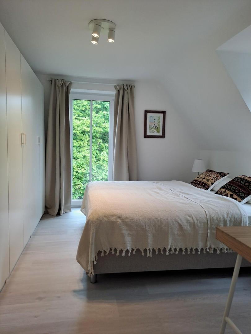 Schlafzimmer mit Schrank