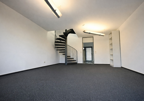 Wohnzimmer mit Aufgang zum OG