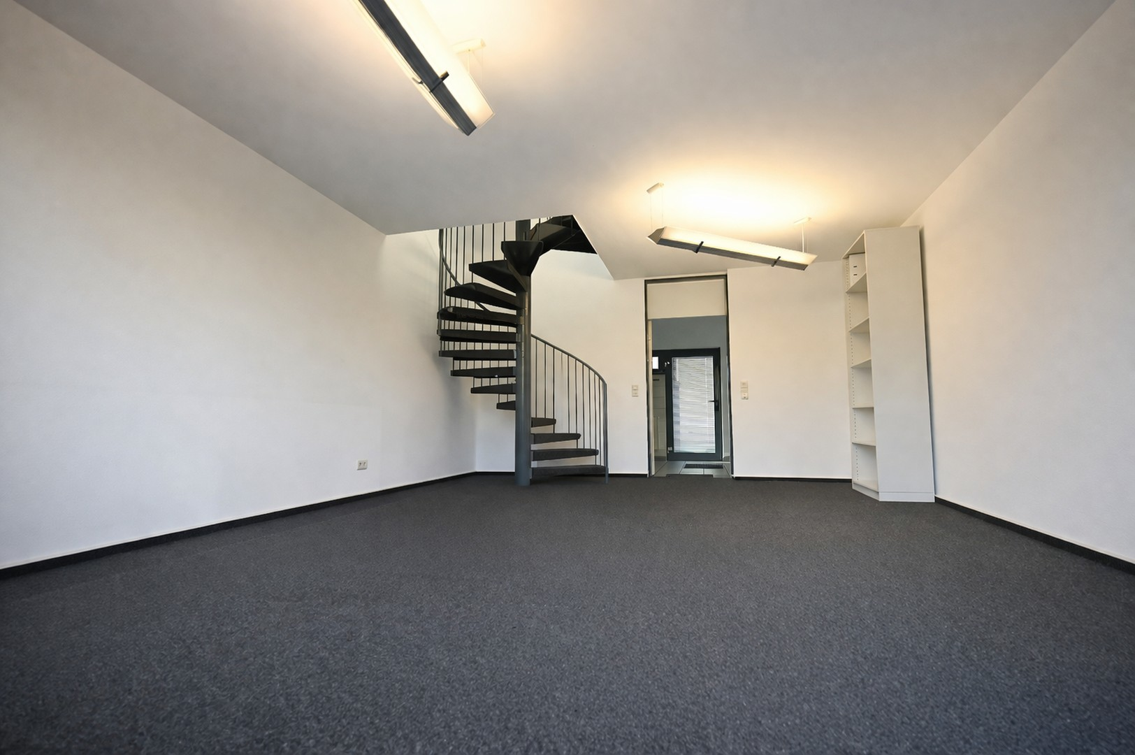 Wohnzimmer mit Aufgang zum OG