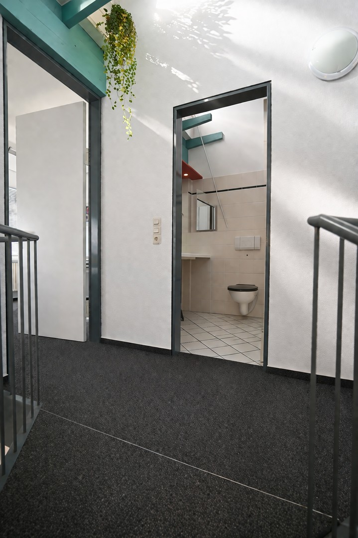 Blick von der Treppe ins Bad