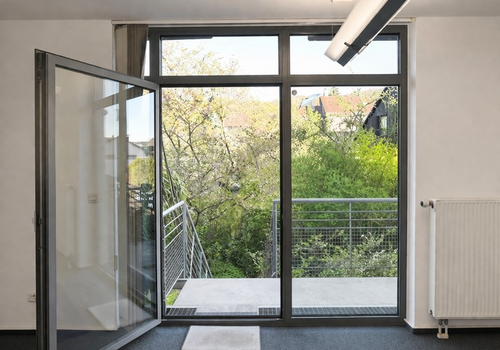 Ausgang zu Balkon und Garten