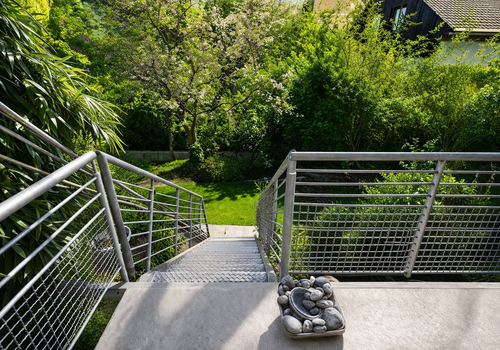 Balkon mit Treppe zum Garten