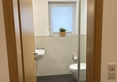 Gäste-WC und Duschkabine