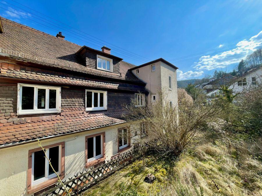 Rückseite Haus mit Garten