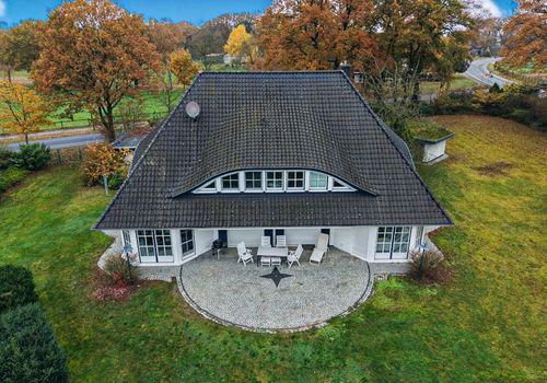 Rückansicht mit großer Terrasse