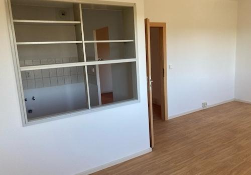Wohnzimmer mit Blick auf die Küche