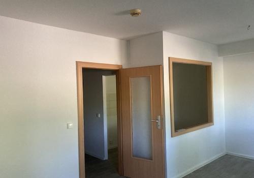 Wohnzimmer mit Blick auf Durchreiche