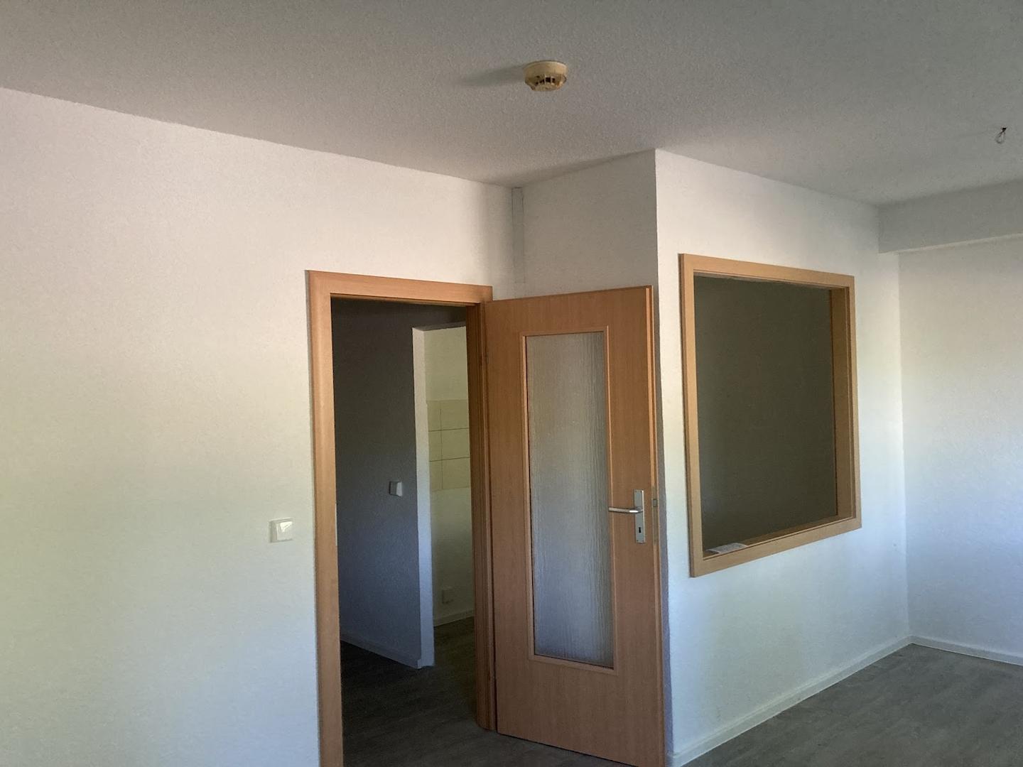 Wohnzimmer mit Blick auf Durchreiche