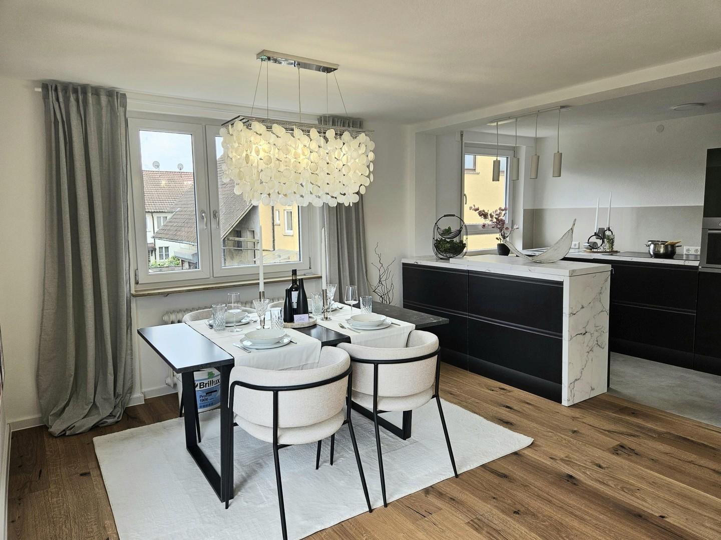 Esszimmer mit Küche