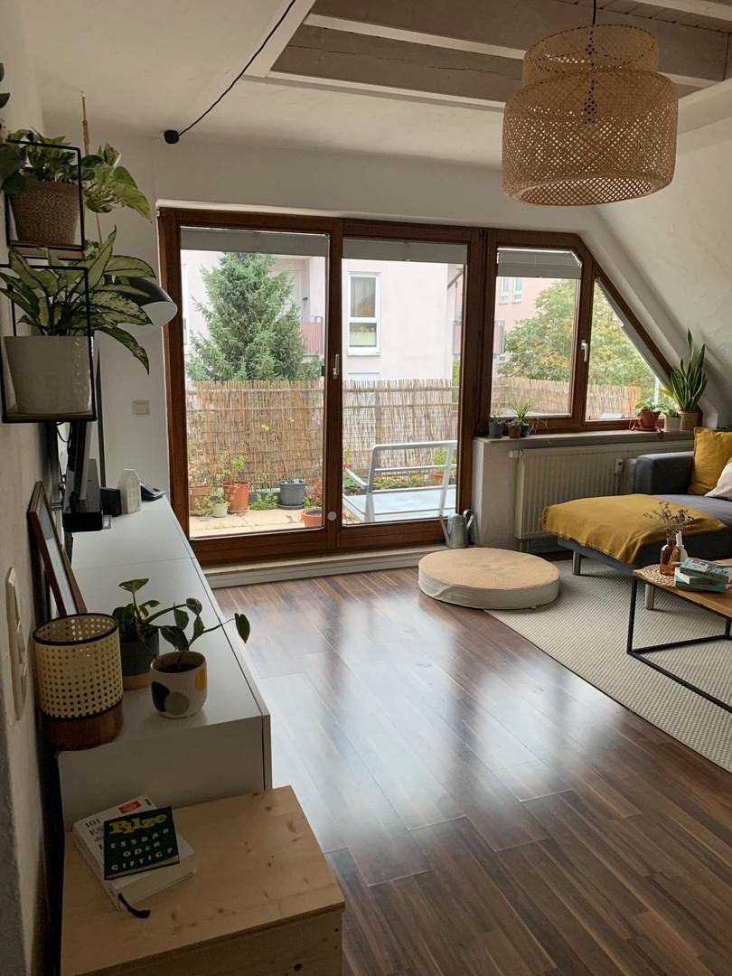 Wohnzimmer mit Balkonausblick