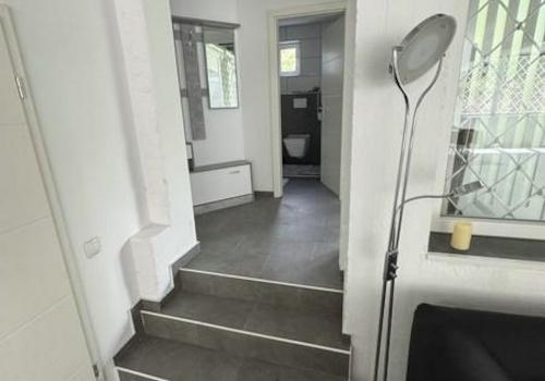 5 Flur und Bad - Treppe zum Wohnbereich
