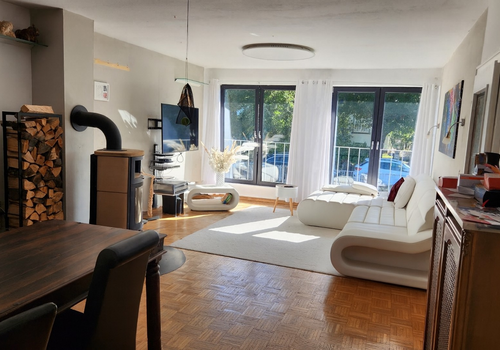 Wohnzimmer mit Fensterfront