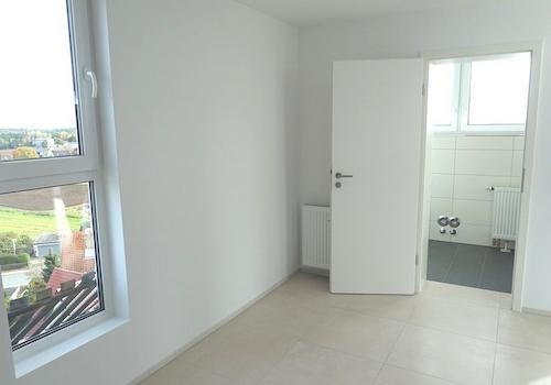 Vom Schlaf- ins Badezimmer