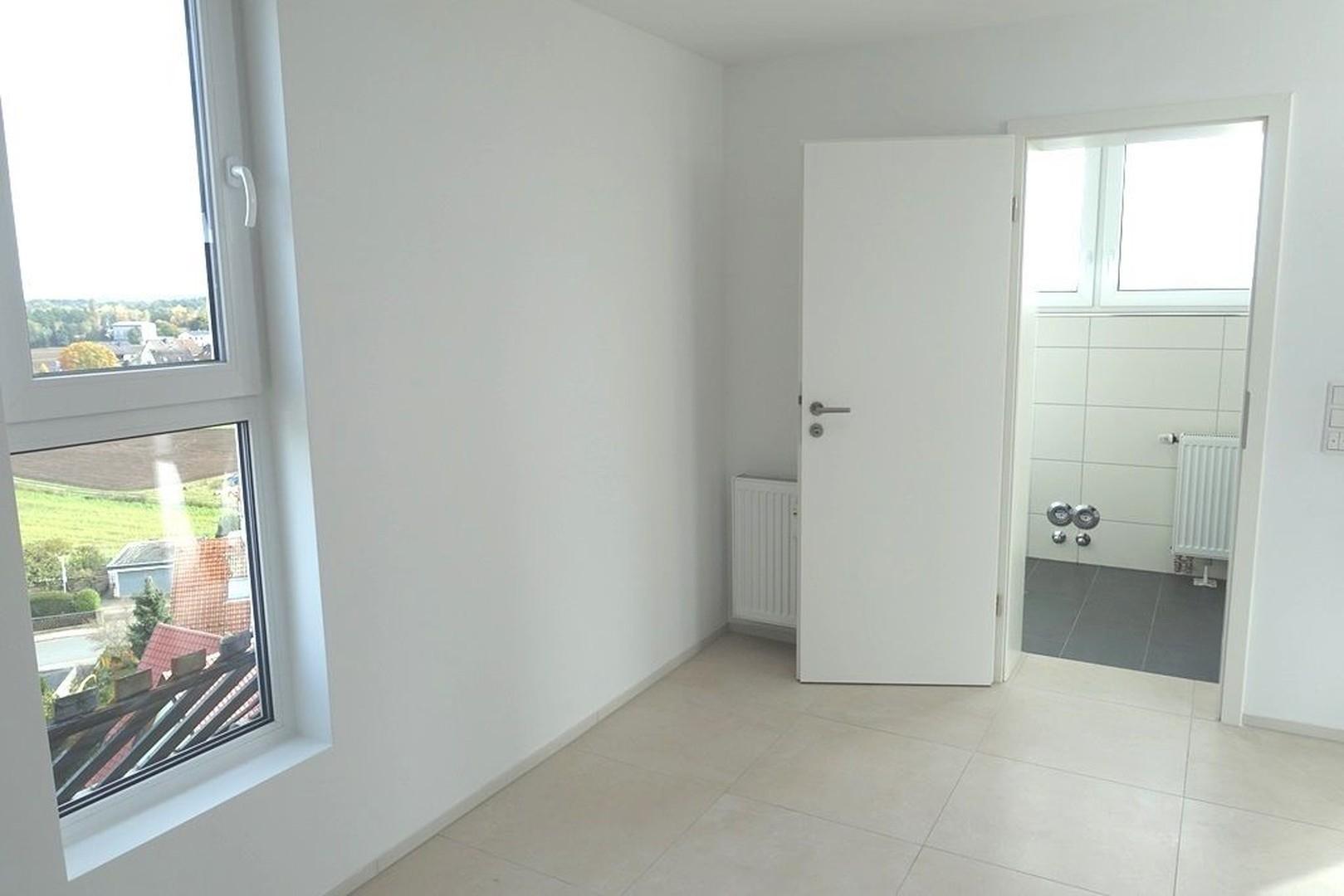 Vom Schlaf- ins Badezimmer