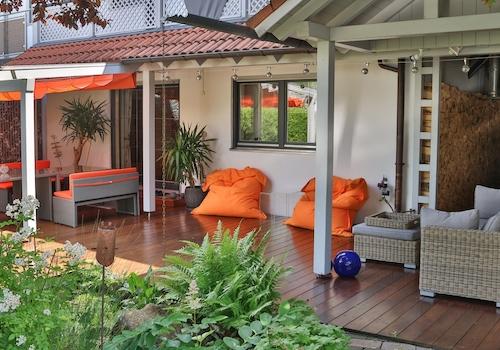 Terrasse mit Pergula und Teich