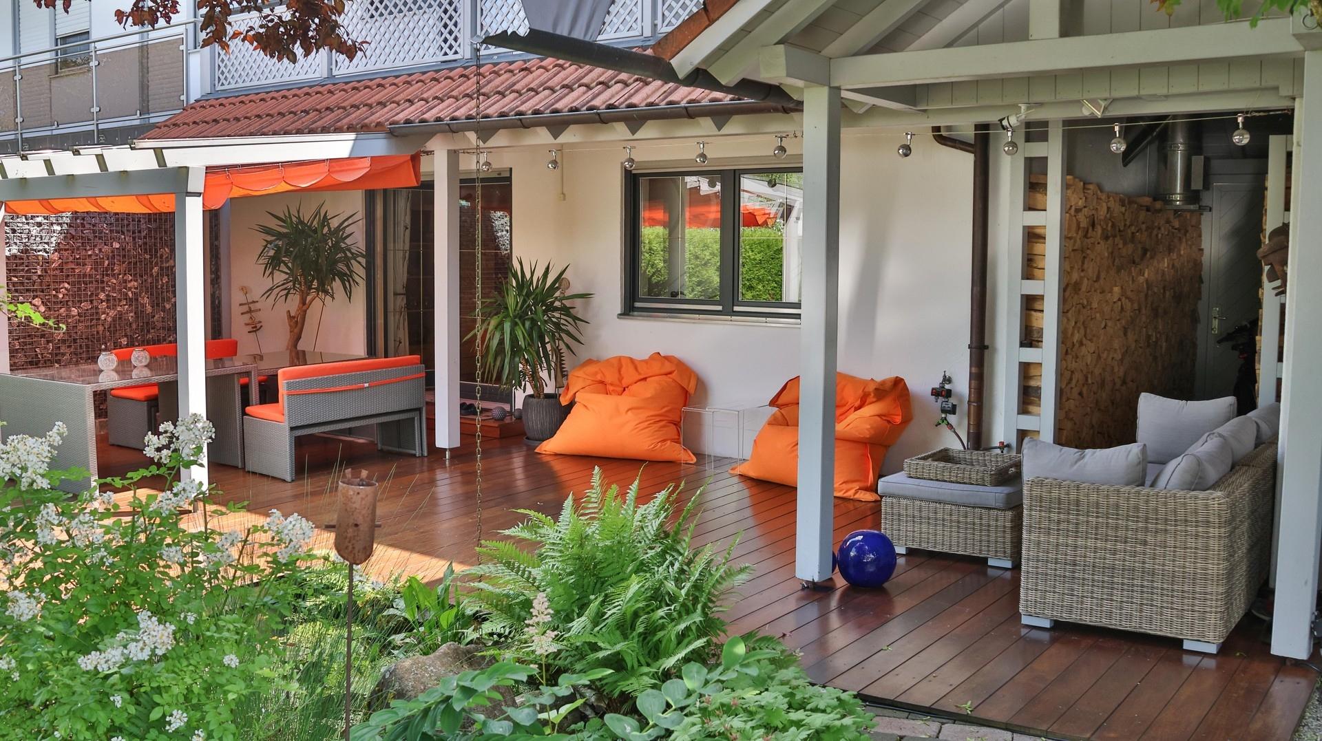 Terrasse mit Pergula und Teich