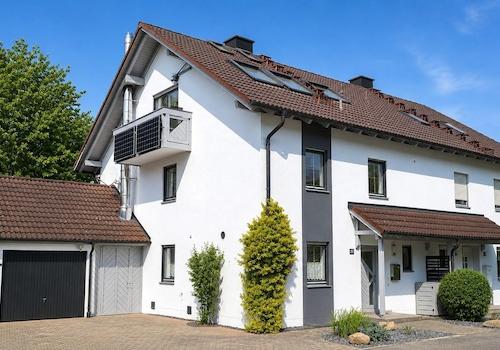 Südostseite mit Stellplätzen