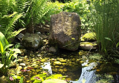 Gartenteich mit Brunnenstein