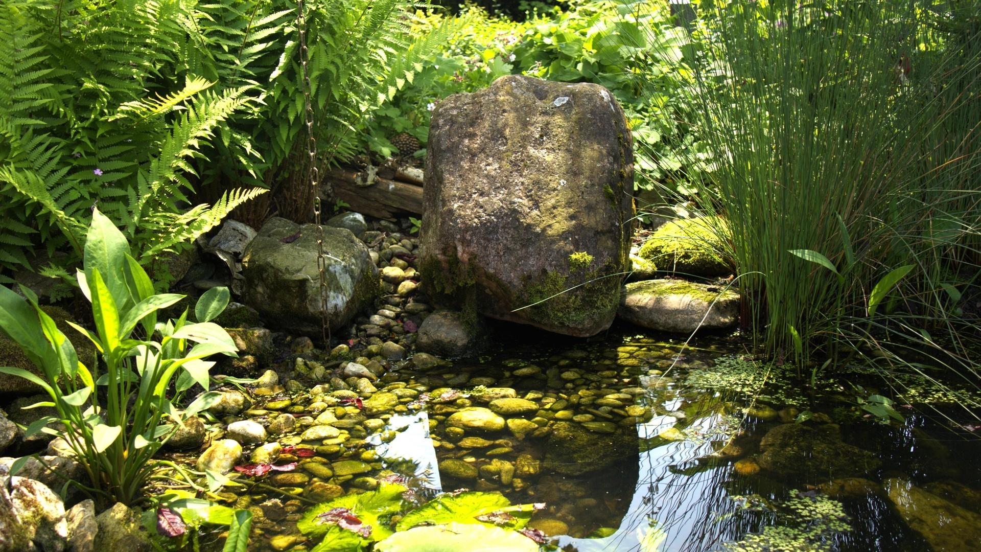 Gartenteich mit Brunnenstein