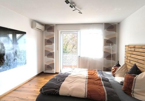 Schlafzimmer m. Parkettboden