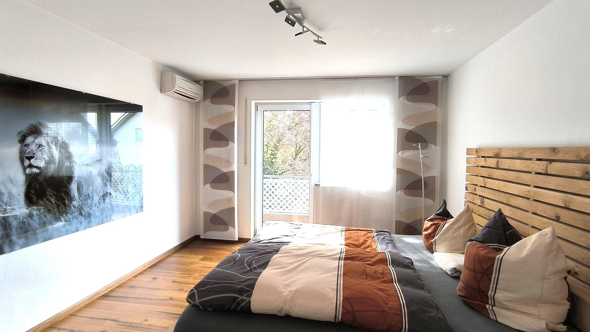 Schlafzimmer m. Parkettboden