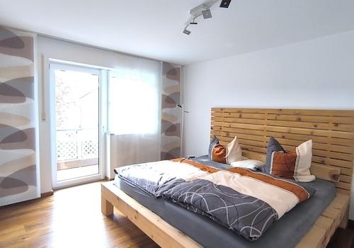 Schlafzimmer mit Zirbenbett