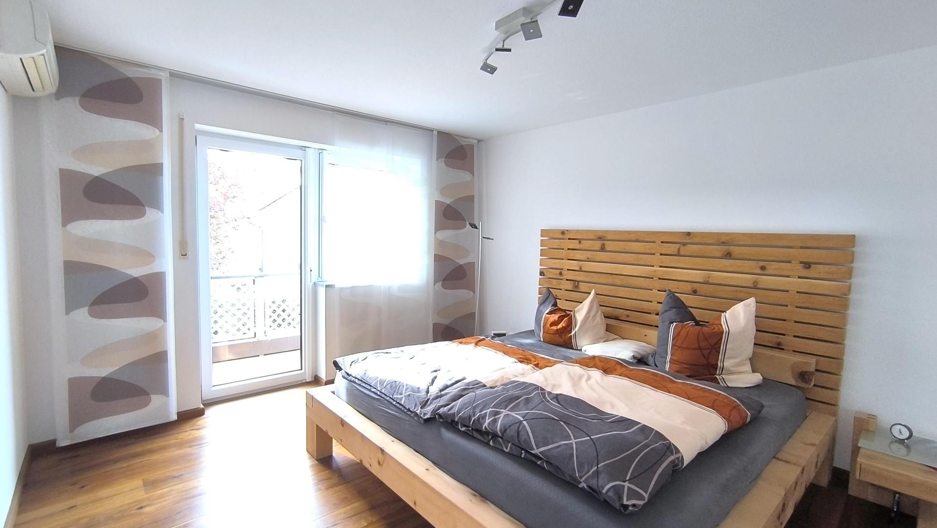 Schlafzimmer mit Zirbenbett