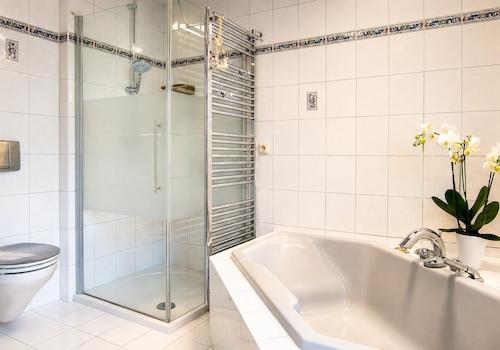 Badezimmer m. Eckbadewanne