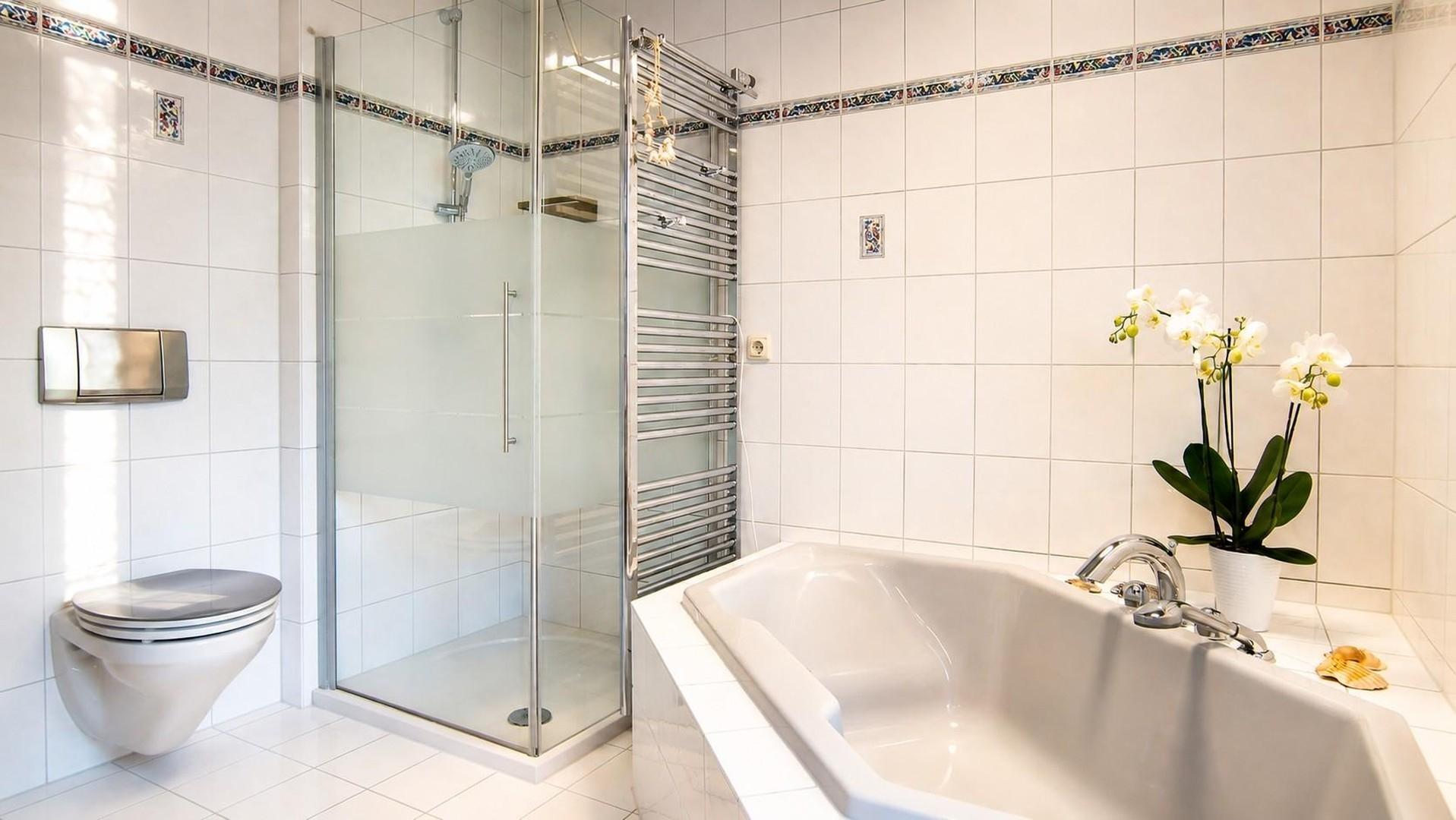 Badezimmer m. Eckbadewanne
