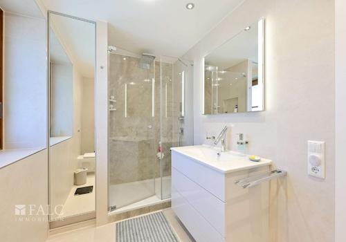 OG Badezimmer Blick Dusche