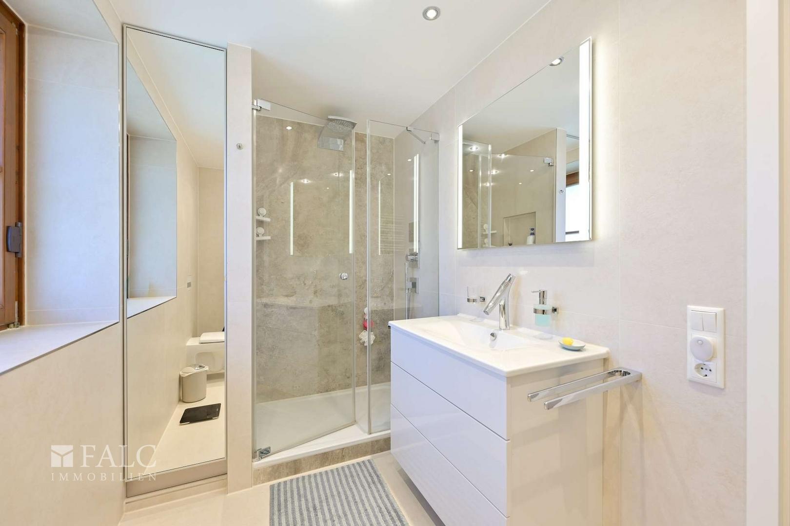OG Badezimmer Blick Dusche