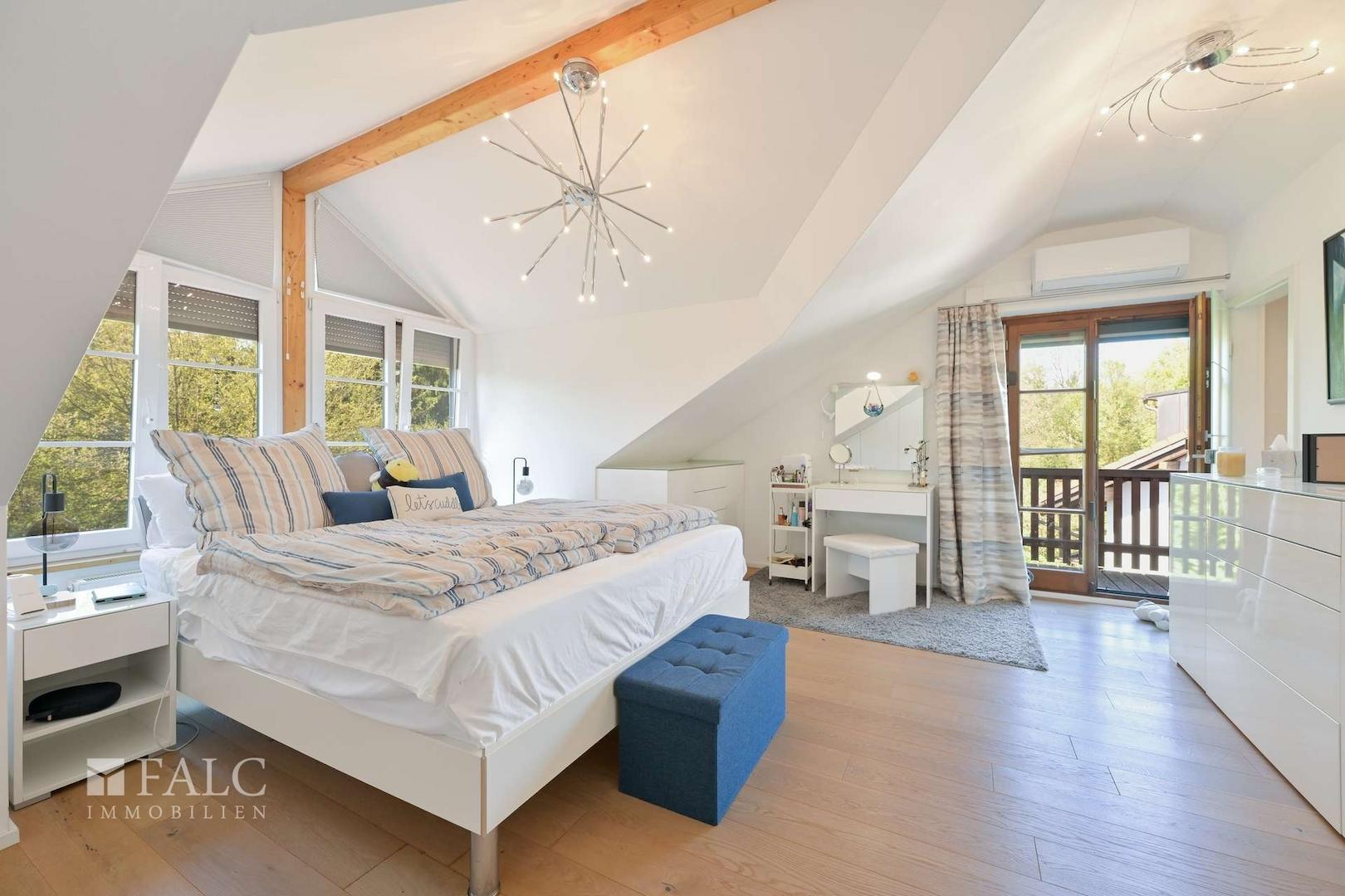 DG Zimmer groß Blick Balkon