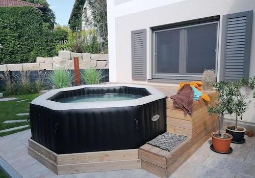 Whirlpool im Holzpodest