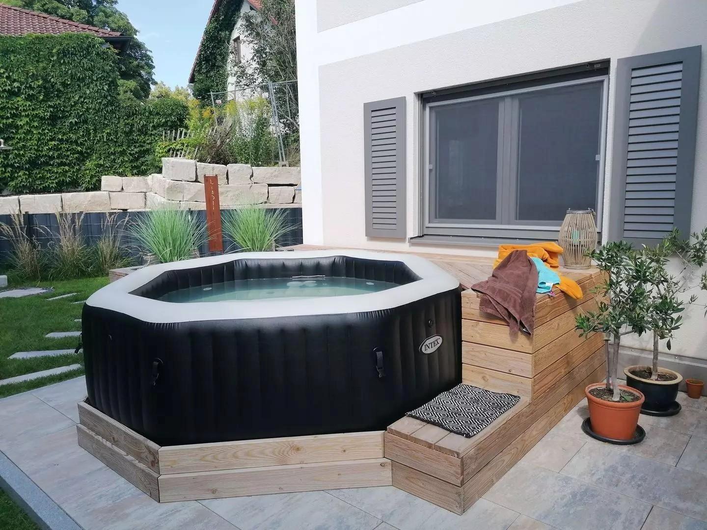 Whirlpool im Holzpodest